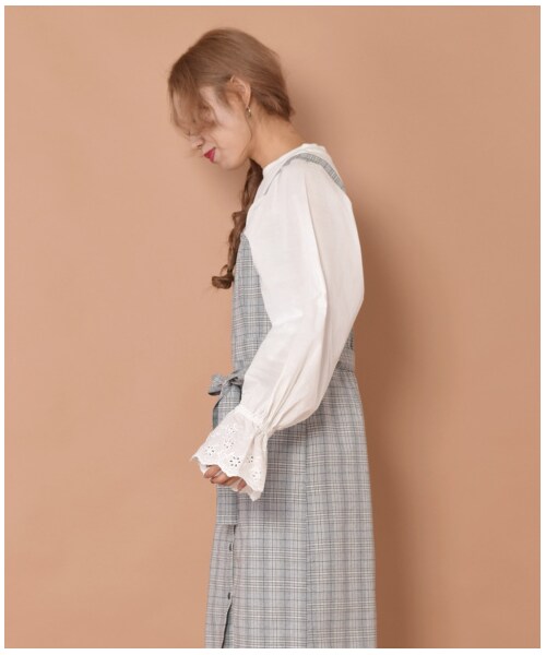 w closet（ダブルクローゼット）の「【S/S】異素材袖スワトー刺繍プルオーバー（トップス・レディース・オフホワイト/ピンク/サックス/ブラック・FREE）」の7枚目の写真