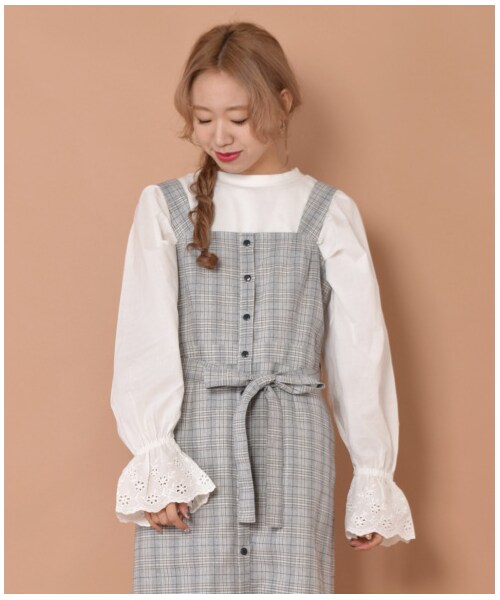 w closet（ダブルクローゼット）の「【S/S】異素材袖スワトー刺繍プルオーバー（トップス・レディース・オフホワイト/ピンク/サックス/ブラック・FREE）」の5枚目の写真