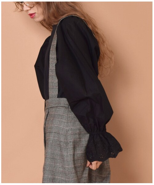 w closet（ダブルクローゼット）の「【S/S】異素材袖スワトー刺繍プルオーバー（トップス・レディース・オフホワイト/ピンク/サックス/ブラック・FREE）」の11枚目の写真