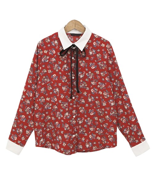 Dailyabout（デイリーアバウト）の「パールボタンフラワー柄ブラウス（シャツ/ブラウス・レディース・ブラック/レッド・FREE）」の2枚目の写真