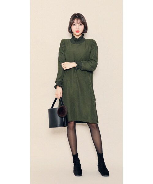 HOTPING（ホッピン）の「サイドスリットフリルネックリブワンピース（ワンピース・レディース・ライトベージュ/マスタード/ネイビー/ブリック/カーキ/ブラウン/ブラック・フリーサイズ(XS-L)）」の4枚目の写真
