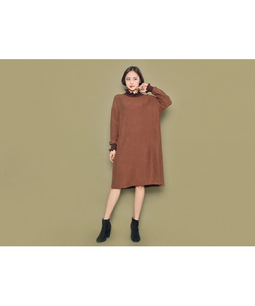 HOTPING（ホッピン）の「サイドスリットフリルネックリブワンピース（ワンピース・レディース・ライトベージュ/マスタード/ネイビー/ブリック/カーキ/ブラウン/ブラック・フリーサイズ(XS-L)）」の3枚目の写真