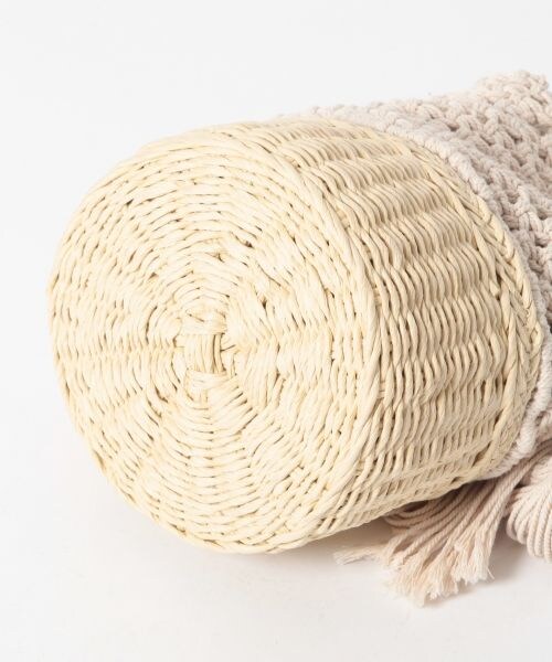 LOWRYS FARM（ローリーズファーム）の「★WEB先行予約アイテム★マクラメキンチャクショルダー（バッグ・アイボリー/ブラウン）」の7枚目の写真