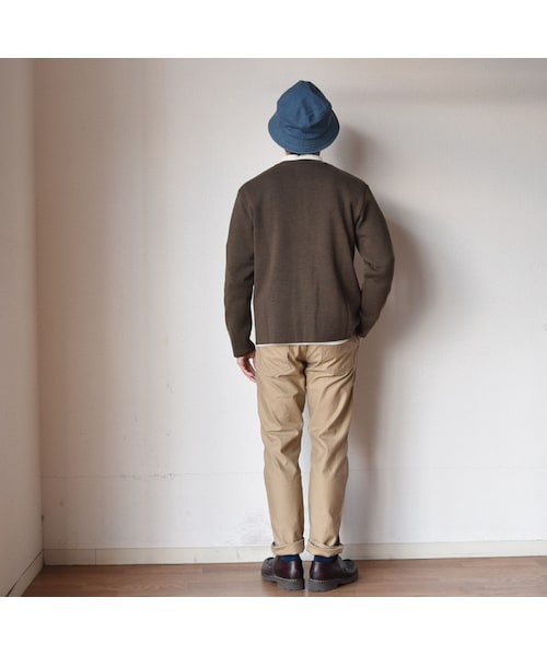 STILL BY HAND（スティルバイハンド）の「STILL BY HAND CREWNECK