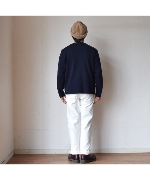 STILL BY HAND（スティルバイハンド）の「STILL BY HAND CREWNECK