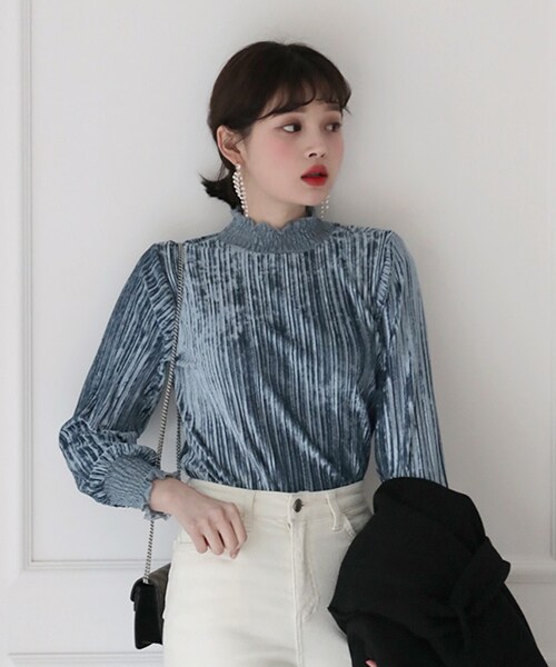 DHOLIC（ディーホリック）の「シャーリングネックベロアブラウス（シャツ/ブラウス・レディース・ホワイト/ブルー/ブラウン・FREE）」の3枚目の写真