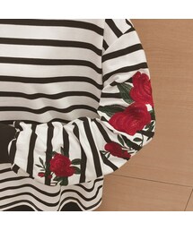 no brand（ノーブランド）の「綺麗な 薔薇の刺繍 ボーダー T