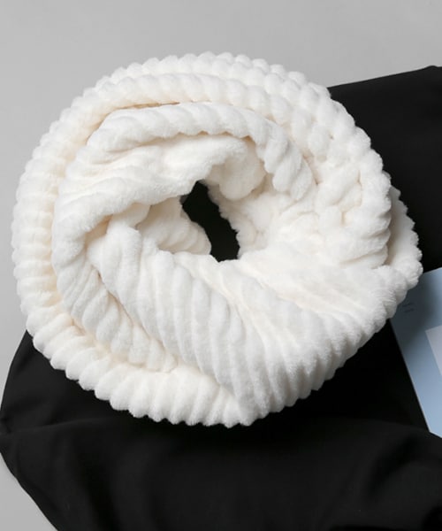 DHOLIC（ディーホリック）の「リブフェイクファースヌード（ストール/ショール・レディース・ブラウン/ホワイト/グレー/ブラック/ベージュ/シルバー・ONE）」の2枚目の写真