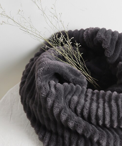 DHOLIC（ディーホリック）の「リブフェイクファースヌード（ストール/ショール・レディース・ブラウン/ホワイト/グレー/ブラック/ベージュ/シルバー・ONE）」の4枚目の写真