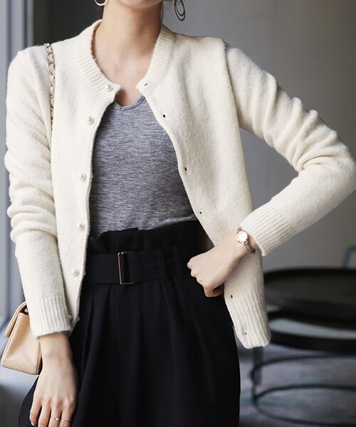 DHOLIC（ディーホリック）の「パールボタンラウンドカーディガン（カーディガン/ボレロ・レディース・ブラック/ホワイト/グレー/ブルー・FREE）」の2枚目の写真