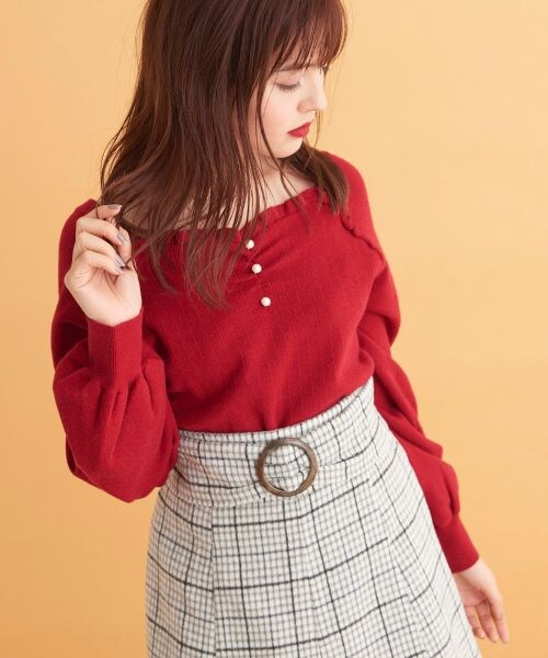 MAJESTIC LEGON（マジェスティックレゴン）の「ハートネックフリルニットプルオーバー（トップス・レディース・レッド/アイボリー/ラベンダー/ブラック・M）」の6枚目の写真