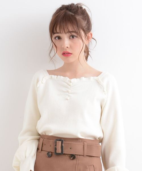 MAJESTIC LEGON（マジェスティックレゴン）の「ハートネックフリルニットプルオーバー（トップス・レディース・レッド/アイボリー/ラベンダー/ブラック・M）」の2枚目の写真