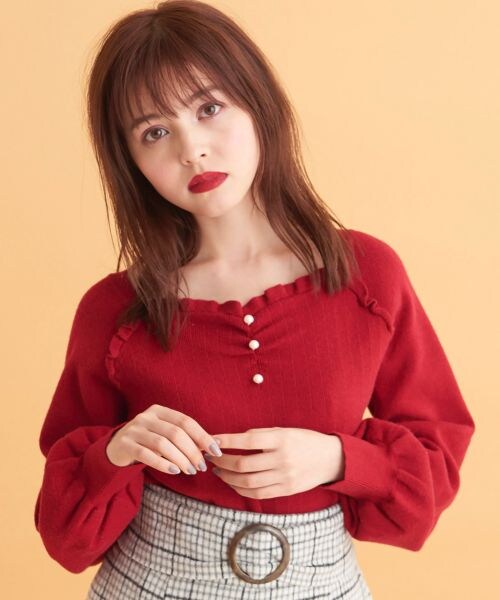 MAJESTIC LEGON（マジェスティックレゴン）の「ハートネックフリルニットプルオーバー（トップス・レディース・レッド/アイボリー/ラベンダー/ブラック・M）」の4枚目の写真