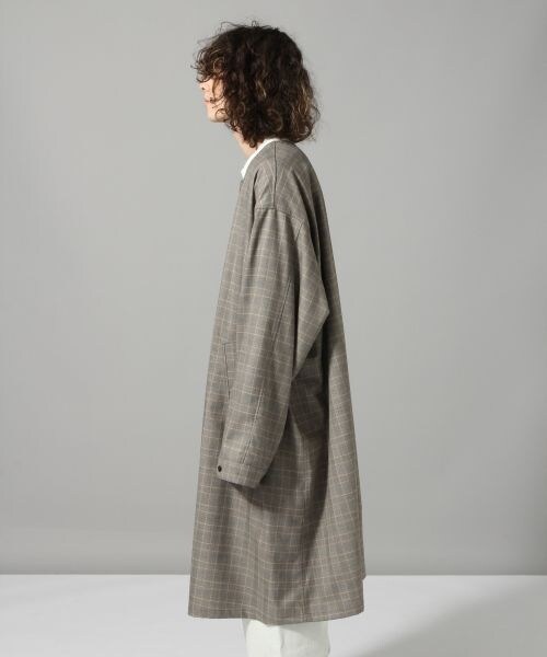 HARE(ハレ)の「BIGグレンチェックノーカラーシャツ(トップス・チャコールグレー)」の4枚目の写真