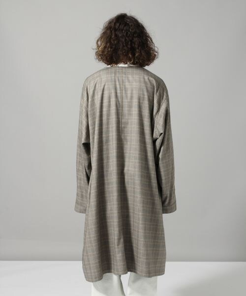 HARE(ハレ)の「BIGグレンチェックノーカラーシャツ(トップス・チャコールグレー)」の5枚目の写真