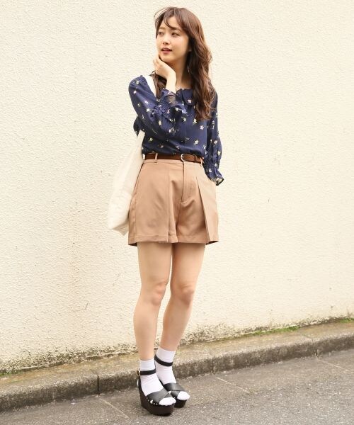 Heather（ヘザー）の「ベルトツキ／タックショートパンツ（パンツ・ブラック/ブラウン）」の3枚目の写真