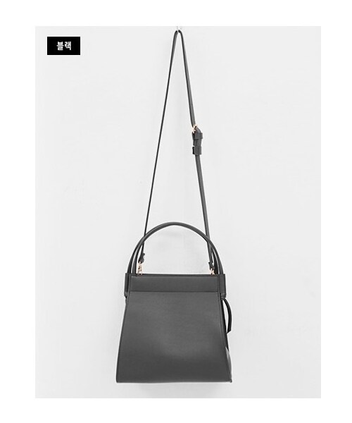 Dailyabout（デイリーアバウト）の「シンプル台形バッグ（バックパック/リュック・レディース・ベージュ/ブラック・FREE）」の2枚目の写真