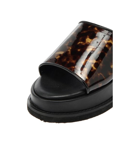 E hyphen world gallery（イーハイフンワールドギャラリー）の「エナメルサンダル（シューズ・シルバー/ブラック/ベージュ・S/M/L）」の4枚目の写真