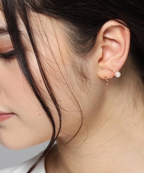 PAS TIERRA(パティエラ)の「K10スパイラルパールピアス(片耳用)(アクセサリー・ゴールド)」の8枚目の写真