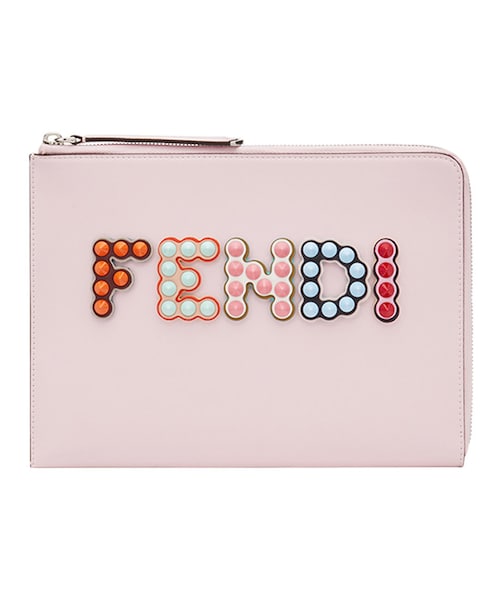 美品⭐フェンディ　クラッチバッグ　ピンク　ローマ　デカロゴ　レザー FENDI（フェンディ）の「Fendi - スタッズロゴ クラッチバッグ - women