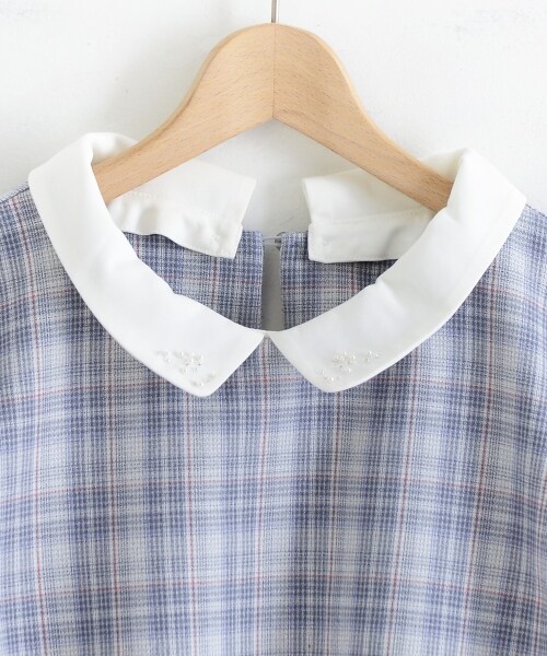 MAJESTIC LEGON(マジェスティックレゴン)の「フェミニンチェック襟付きブラウス(トップス・レディース・グレー柄/ベージュ柄/ブラック柄・M)」の5枚目の写真