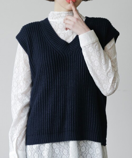 DHOLIC(ディーホリック)の「Vネックアンバランスニットベスト(ベスト・レディース・グレー/その他/ホワイト/ブラウン・FREE)」の4枚目の写真