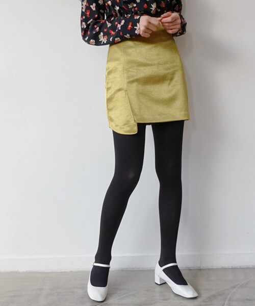 DHOLIC(ディーホリック)の「グロッシーアンバランスミニスカート(スカート・レディース・ブラック/ブルー/イエロー/オレンジ・S/M)」の3枚目の写真