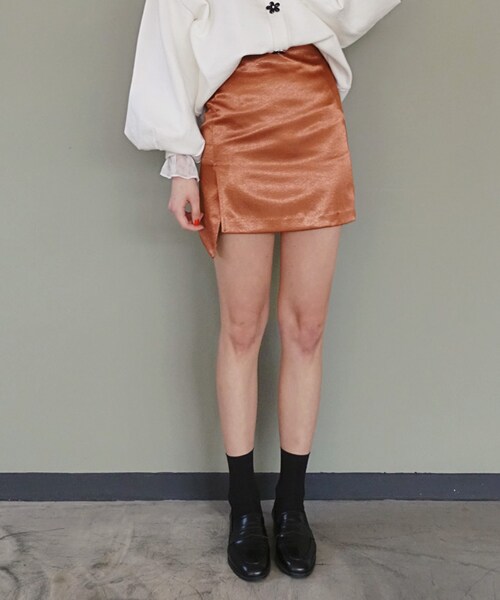DHOLIC(ディーホリック)の「グロッシーアンバランスミニスカート(スカート・レディース・ブラック/ブルー/イエロー/オレンジ・S/M)」の4枚目の写真