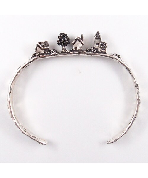 no brand(ノーブランド)の「Fillyjonk フィリフヨンカ お家が並ぶ街並みバングル シルバー(バングル/リストバンド・レディース・シルバー・腕回り約14.5cm)」の1枚目の写真
