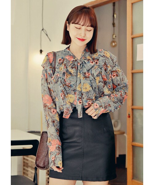 HOTPING(ホッピン)の「ボウタイフローラルラッフルブラウス(シャツ/ブラウス・レディース・ライトティール・1(XS-S)/2(M-L)/3(XL-XXL))」の1枚目の写真