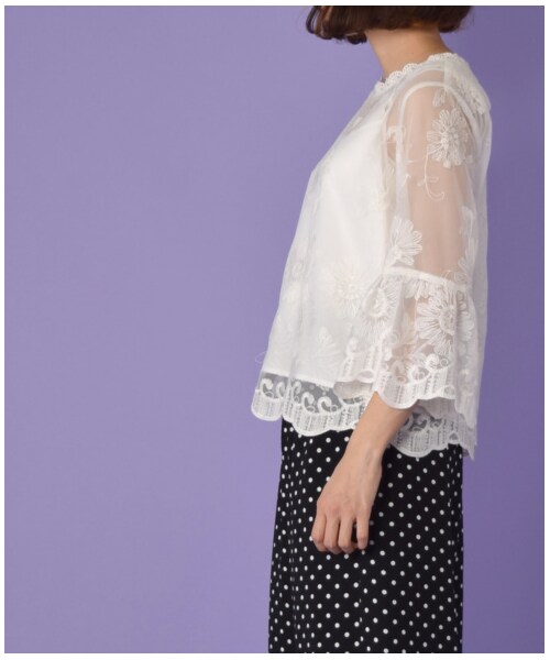 w closet（ダブルクローゼット）の「フラワー刺繍スカラップレースプルオーバー（トップス・レディース・オフホワイト・FREE）」の4枚目の写真