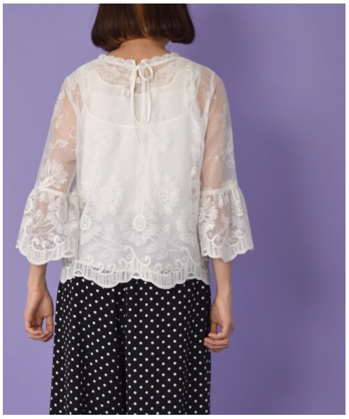 w closet（ダブルクローゼット）の「フラワー刺繍スカラップレースプルオーバー（トップス・レディース・オフホワイト・FREE）」の5枚目の写真