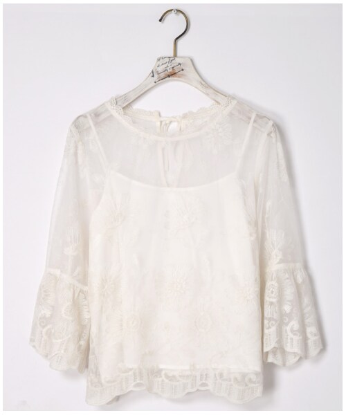 w closet（ダブルクローゼット）の「フラワー刺繍スカラップレースプルオーバー（トップス・レディース・オフホワイト・FREE）」の2枚目の写真