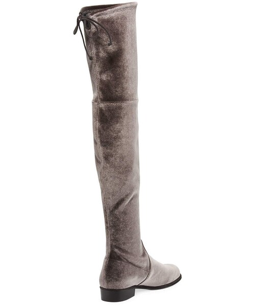 STUART WEITZMAN（スチュアートワイツマン）の「Stuart Weitzman Lowland Velvet Over-The-Knee Boot（ブーツ・レディース・Gray/BALTIC/Black・8b / 38eu/9.5b / 39.5eu/10b / 40eu/9b / 39eu/7.5b / 37.5eu/6b / 36eu）」の4枚目の写真