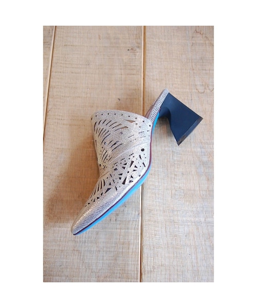 MANA（マナ）の「カッティングレザーミュール（サンダル・レディース・その他）」の2枚目の写真