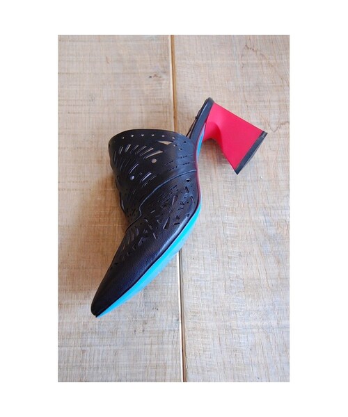 MANA（マナ）の「カッティングレザーミュール（サンダル・レディース・その他）」の2枚目の写真