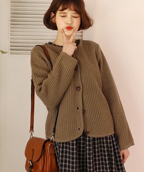 DHOLIC（ディーホリック）の「ラウンドネックニットカーディガン（カーディガン/ボレロ・レディース・ホワイト/ブラウン/ブラック/パープル・FREE）」の3枚目の写真