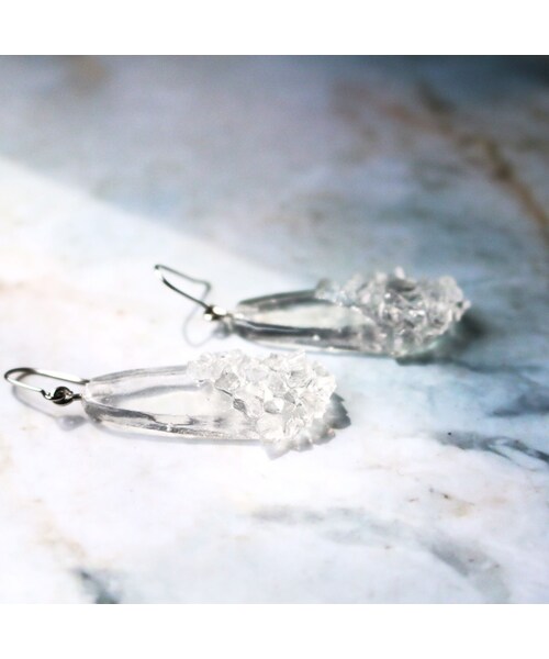 Handmade(ハンドメイド)の「Shards of glass & Resin Ice Earrings(ピアス(両耳用)・レディース・その他)」の2枚目の写真