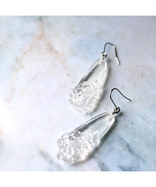 Handmade(ハンドメイド)の「Shards of glass & Resin Ice Earrings(ピアス(両耳用)・レディース・その他)」の3枚目の写真