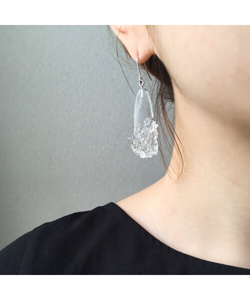 Handmade(ハンドメイド)の「Shards of glass & Resin Ice Earrings(ピアス(両耳用)・レディース・その他)」の4枚目の写真