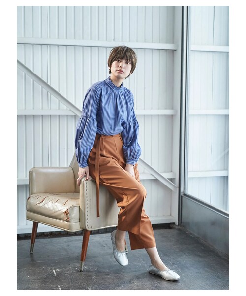 earth music&ecology（アースミュージックアンドエコロジー）の「・ベルト付きペグトップパンツ（パンツ・ブラック/ブラウン/ブルー・F）」の2枚目の写真