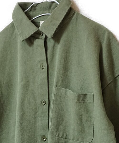 Tiffee SELECT（ティフィーセレクト）の「ゆったりシルエット厚手チノドルマンシャツアウター（シャツ/ブラウス・レディース・グリーン・F）」の4枚目の写真