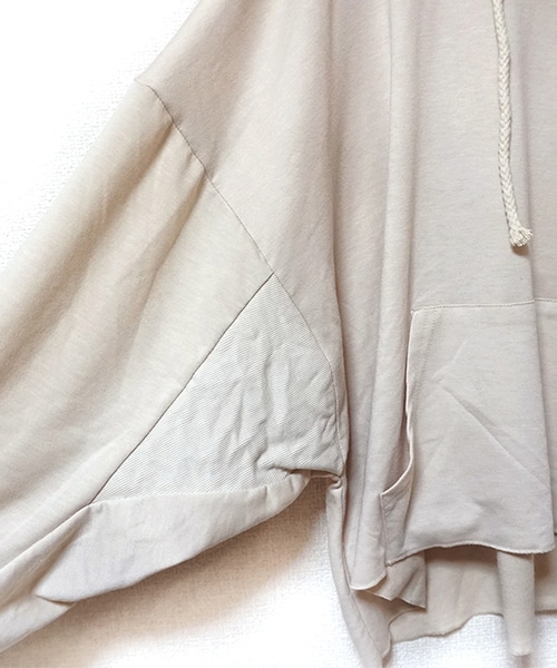 Tiffee SELECT（ティフィーセレクト）の「オーバーサイズ裾切りっぱなしスウェットパーカー（パーカー・レディース・ベージュ・F）」の3枚目の写真