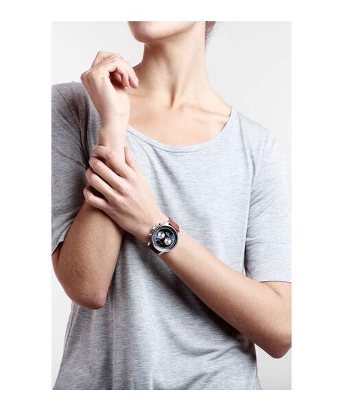 TRIWA（トリワ）の「TRIWA Nevil Chronograph Leather Strap Watch, 42mm（アナログ腕時計・レディース・Brown・One Size）」の4枚目の写真