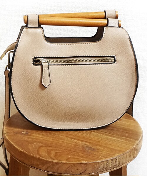 Tiffee SELECT（ティフィーセレクト）の「ウッドハンドルフェイクレザーハーフムーンバッグ2WAY（ハンドバッグ・レディース・ブラウン/ベージュ・F）」の3枚目の写真