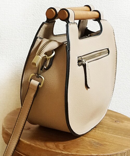 Tiffee SELECT（ティフィーセレクト）の「ウッドハンドルフェイクレザーハーフムーンバッグ2WAY（ハンドバッグ・レディース・ブラウン/ベージュ・F）」の4枚目の写真