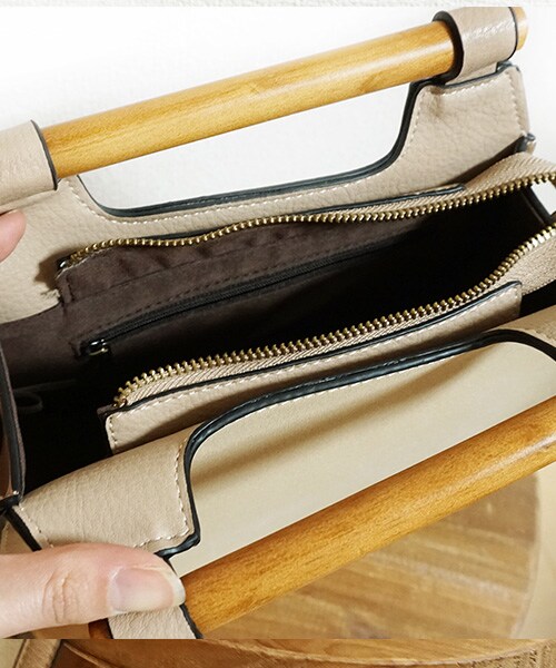 Tiffee SELECT（ティフィーセレクト）の「ウッドハンドルフェイクレザーハーフムーンバッグ2WAY（ハンドバッグ・レディース・ブラウン/ベージュ・F）」の5枚目の写真