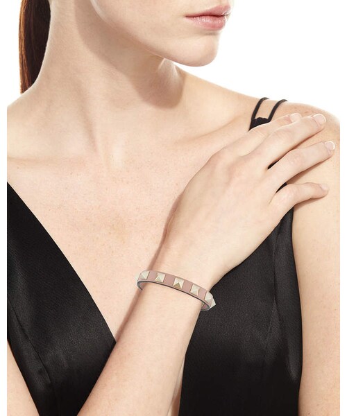 VALENTINO（ヴァレンティノ）の「Valentino Small Rockstud Leather Wrap Bracelet（ブレスレット・レディース・Beige・One Size）」の4枚目の写真