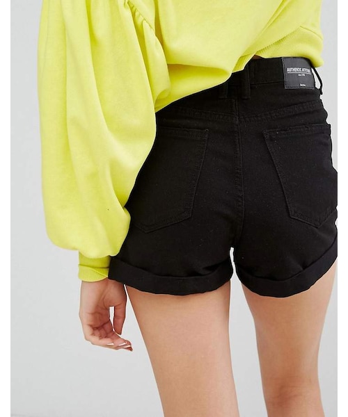 Bershka(ベルシュカ)の「Bershka High Waist Mom Denim Short(その他パンツ・レディース・Black・Us 0)」の2枚目の写真