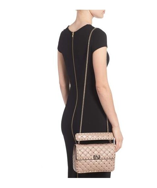 VALENTINO（ヴァレンティノ）の「VALENTINO GARAVANI Medium Rockstud Matelasse Quilted Leather Shoulder Bag（ショルダーバッグ・レディース・Black/White/Pink・One Size）」の6枚目の写真